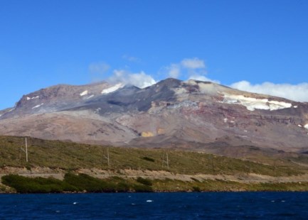 El volcán Copahue volvió a despedir gases y cenizas