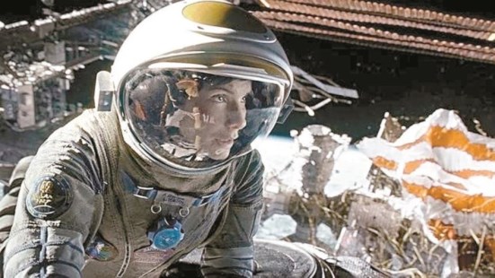 Ryan Stone (Sandra Bullock), emprende su primera travesía espacial.
