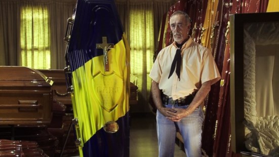 El director Oscar Maxú junto a un ataúd con los colores de Boca. 