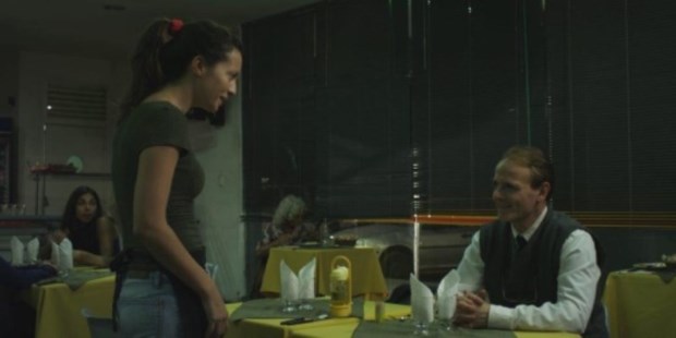 Clarita (Celeste Geréz) y Pocho (Luis Machín), una simpatía que nace de a poco. 