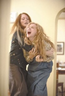 Margaret (Julianne Moore) y Carrie (Chloë Grace Moretz), madre e hija con destinos opuestos. 