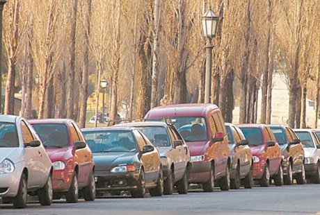 La decisión de dónde dejar el auto no siempre es una tarea fácil y encontrar lugar termina generando pérdida de tiempo para los automovilistas.