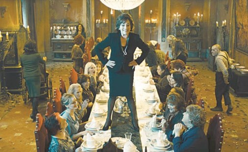 Graciana (Carmen Maura), líder de un banquete ritual de brujas.