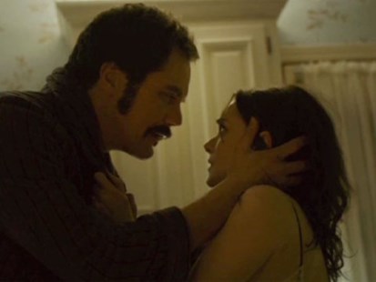 Deborah (Winona Ryder) y Shannon (Richard Kublinski), la esposa y el asesino bien pagado. 