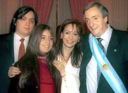 Néstor Kirchner en familia, junto a Cristina y sus hijos Máximo y Florencia. 