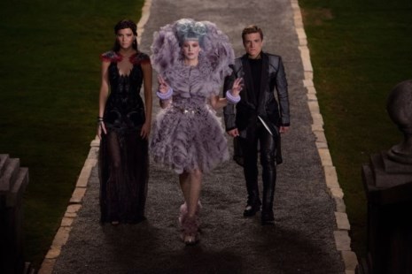 Katniss (Jennifer Lawrence), Effie (Elizabeth Banks) y Peeta (Josh Hutcherson), van a enfrentarse con el público. 