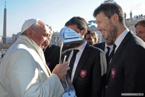 El Papa levantó la copa del torneo Inicial que le ofrendó la delegación de San Lorenzo