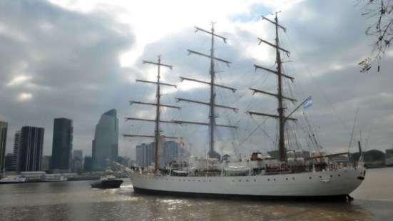 La fragata Libertad vuelve al mar, pero navegará por "puertos amigos"