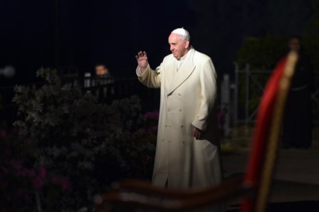 El Papa presidió su segundo Vía Crucis: recordó a los inmigrantes y a las mujeres golpeadas 