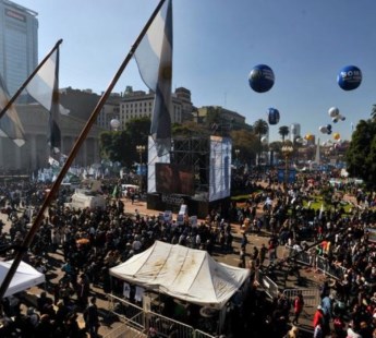 Organizaciones políticas y sociales festejan en Plaza de Mayo