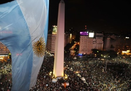 Una multitud festejó en el Obelisco y en las plazas de todo el país