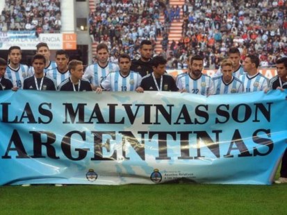 La FIFA multó a la AFA por exhibir una bandera sobre Malvinas