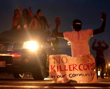 Declaran el toque de queda en Missouri tras la violencia desatada por el crimen de un joven afroamericano