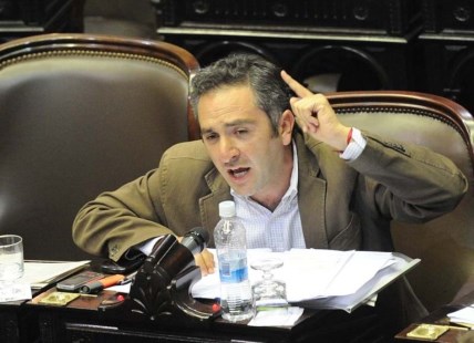 Larroque acusó a Macri de estar "del lado de los buitres"