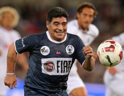 Maradona fue el centro de atención en el partido por la paz