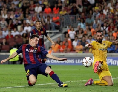 Ajustado triunfo del Barcelona en el debut en la Liga de Campeones