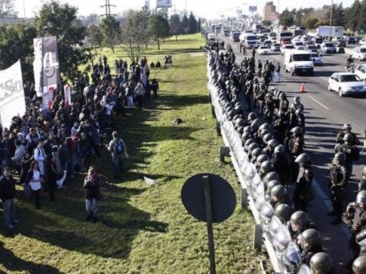 La Gendarmería reprimió una protesta de trabajadores de Lear sobre la Panamericana