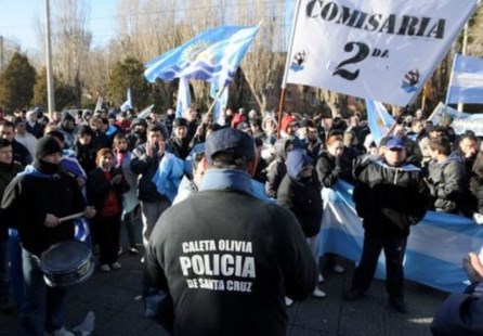 El gobierno de Santa Cruz presentó una denuncia por sedición contra los policías autoacuartelados