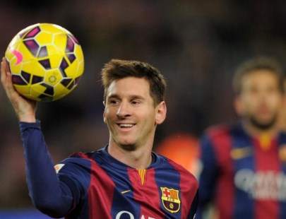 Messi hizo un triplete para superar los 400 goles en Barcelona
