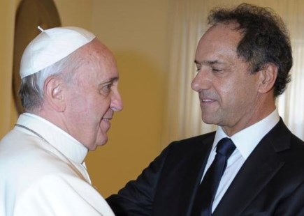 Scioli le envió una carta al Papa y le dijo que sus palabras son una "sana y sabia guía" 