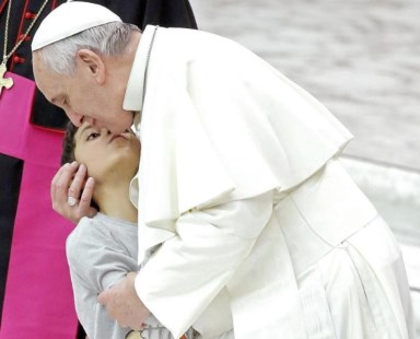El Papa invitó a los católicos a vivir una Navidad "sin mundanidad"