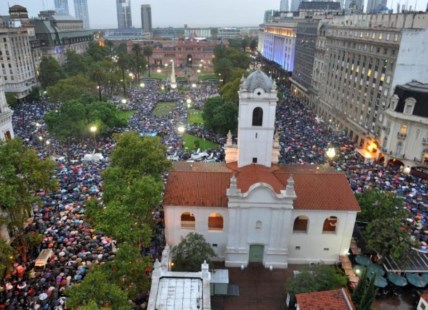 Una multitud marchó bajo la lluvia junto a los fiscales y a la familia Nisman a Plaza de Mayo