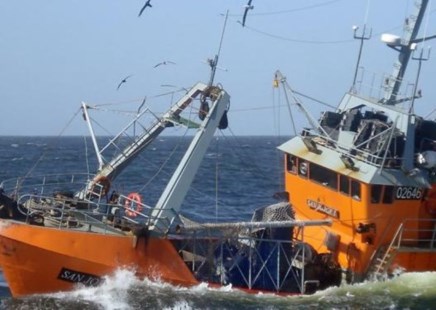 Buscan a 5 tripulantes tras el hundimiento de un barco pesquero en Villa Gesell