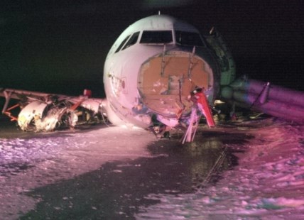 Un avión canadiense sufrió un incidente al aterrizar y 23 personas resultaron heridas