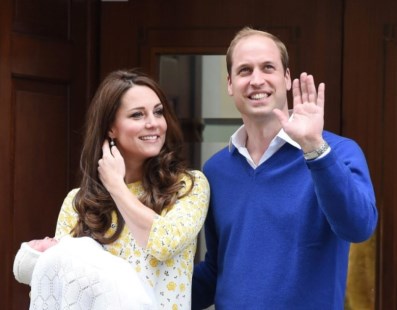 El príncipe William y Kate salieron del hospital y presentaron a su beba