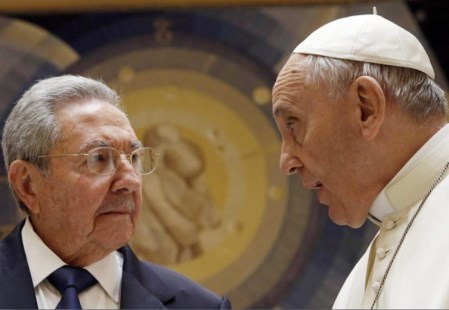 Francisco recibió a Raúl Castro quien le agradeció su "contribución al deshielo" de la relación entre Cuba y EE.UU.