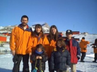 Blancanieves Torrecilla, junto a su marido y sus hijos cuando fue docente en la Base Esperanza 