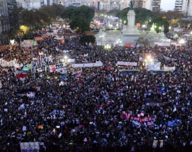 Multitudinaria marcha contra la violencia de género frente al Congreso