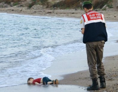Conmoción mundial por la imagen del cadáver de un niño refugiado tirado en una playa turca