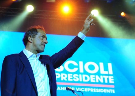 Scioli instó al voto "a favor" para evitar la segunda vuelta 