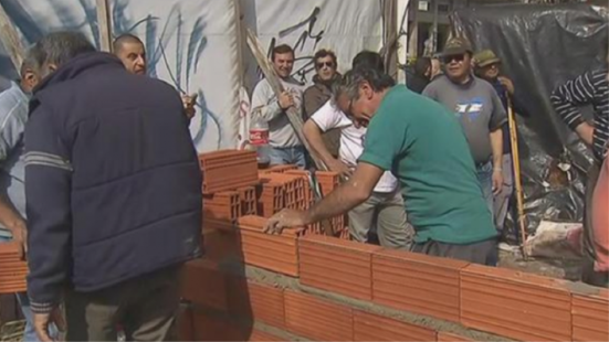 Tensión entre Nación y Ciudad por una construcción de ex soldados en la Plaza de Mayo