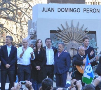 Scioli con el "establishment" y Macri con la estatua de Perón
