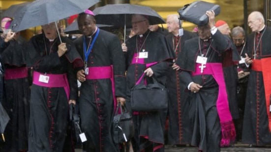 Un grupo de cardenales llega a la asamblea.