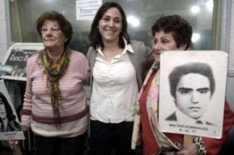 La nieta recuperada 117 se reunió con sus abuelas y dijo que el año de su nacimiento le generaba dudas