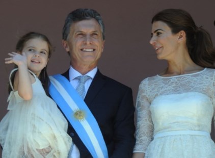 Macri juró como Presidente y saludó desde los balcones de la Casa Rosada