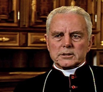 El gobierno expulsó de la Argentina al obispo Williamson que negó el holocausto
