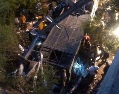 Tragedia en Salta: desbarrancó un micro y hay 42 gendarmes muertos 