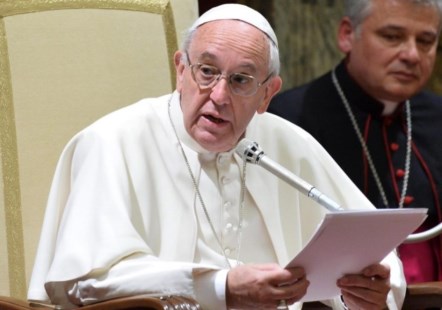 Otorgan el premio Carlomagno al Papa por su contribución a la unidad europea