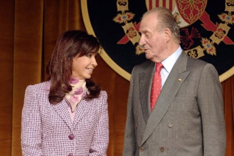 La jefa de Estado, Cristina Fernández de Kirchner, dialoga con el Rey Juan Carlos de España, durante la ceremonia de bienvenida.