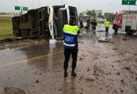 Cinco muertos y al menos 50 heridos al volcar un ómnibus en Entre Ríos