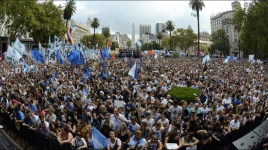 Multitudinaria marcha y acto de organismos de derechos humanos en Plaza de Mayo