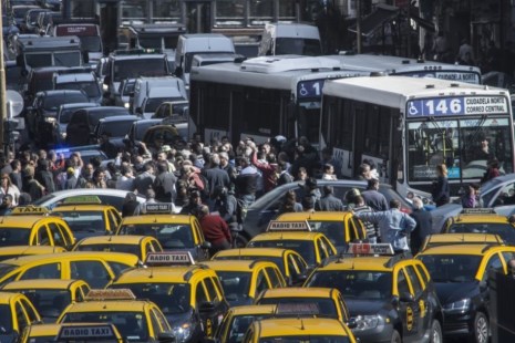 Una nueva protesta de taxistas contra Uber complicó el tránsito en la Capital 