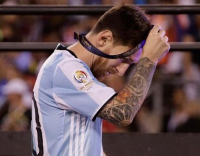 Jugadores, ex futbolistas y dirigentes piden que Messi revea su decisión y no renuncie