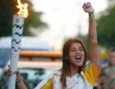 La actriz Calu Rivero portó la antorcha olímpica y causó malestar entre los atletas argentinos