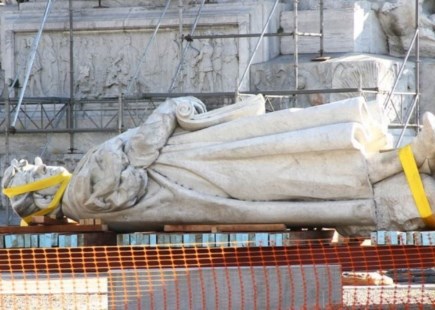 El monumento a Colón, olvidado en Costanera