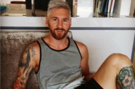 Messi, con nuevo look, vuelve a los entrenamientos en Barcelona 
